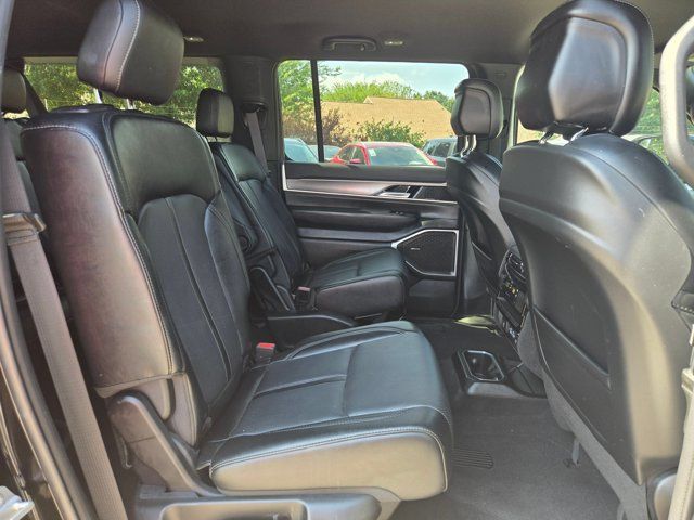 Used 2025 Jeep Wagoneer L Series II AWD/4WD image 27