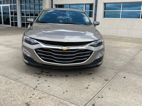Used 2025 Chevrolet Malibu LT FWD image 2