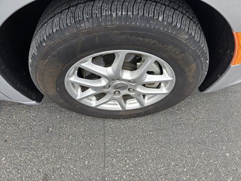 Used 2024 Chrysler Pacifica Touring-L image 9