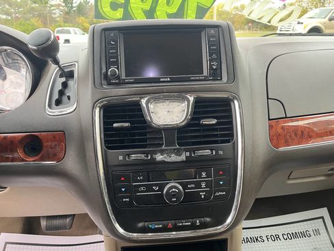 Used 2015 Chrysler Town & Country Touring image 15