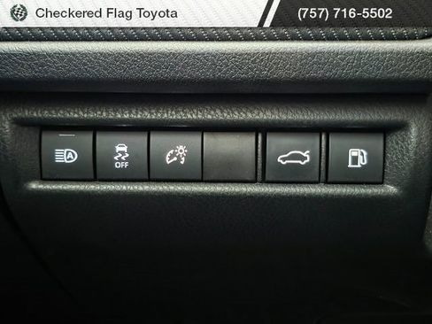 Used 2025 Toyota Camry SE w/ Convenience Package image 10