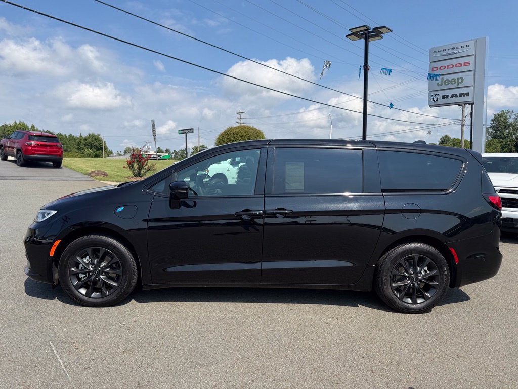 Used 2024 Chrysler Pacifica Limited FWD image 8