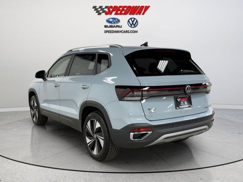 Used 2025 Volkswagen Taos SE image 5