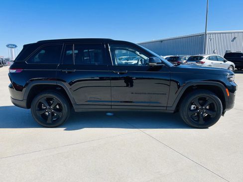 Used 2023 Jeep Grand Cherokee Limited w/ Luxury Tech Group II image 42