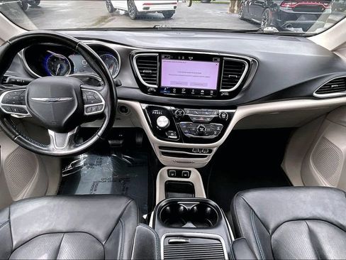 Used 2021 Chrysler Pacifica Touring-L FWD image 9