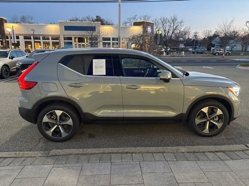 Used 2025 Volvo XC40 B5 Plus image 6