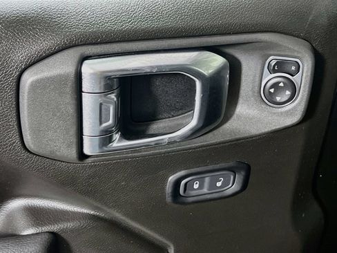 Used 2025 Jeep Gladiator Mojave w/ Convenience Group AWD/4WD image 16