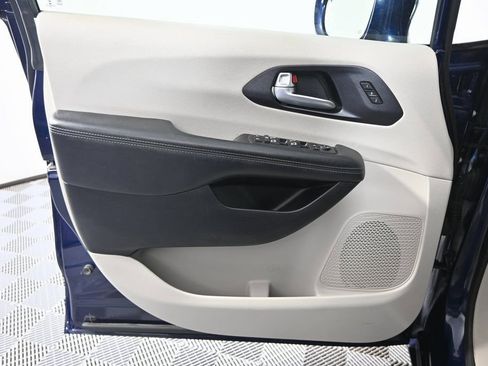 Used 2020 Chrysler Pacifica Limited image 20