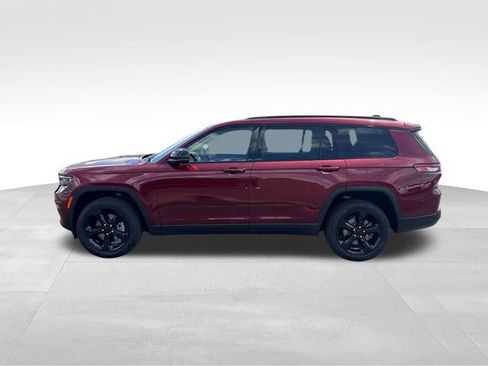 Used 2022 Jeep Grand Cherokee L Limited w/ Black Appearance Package AWD/4WD image 2