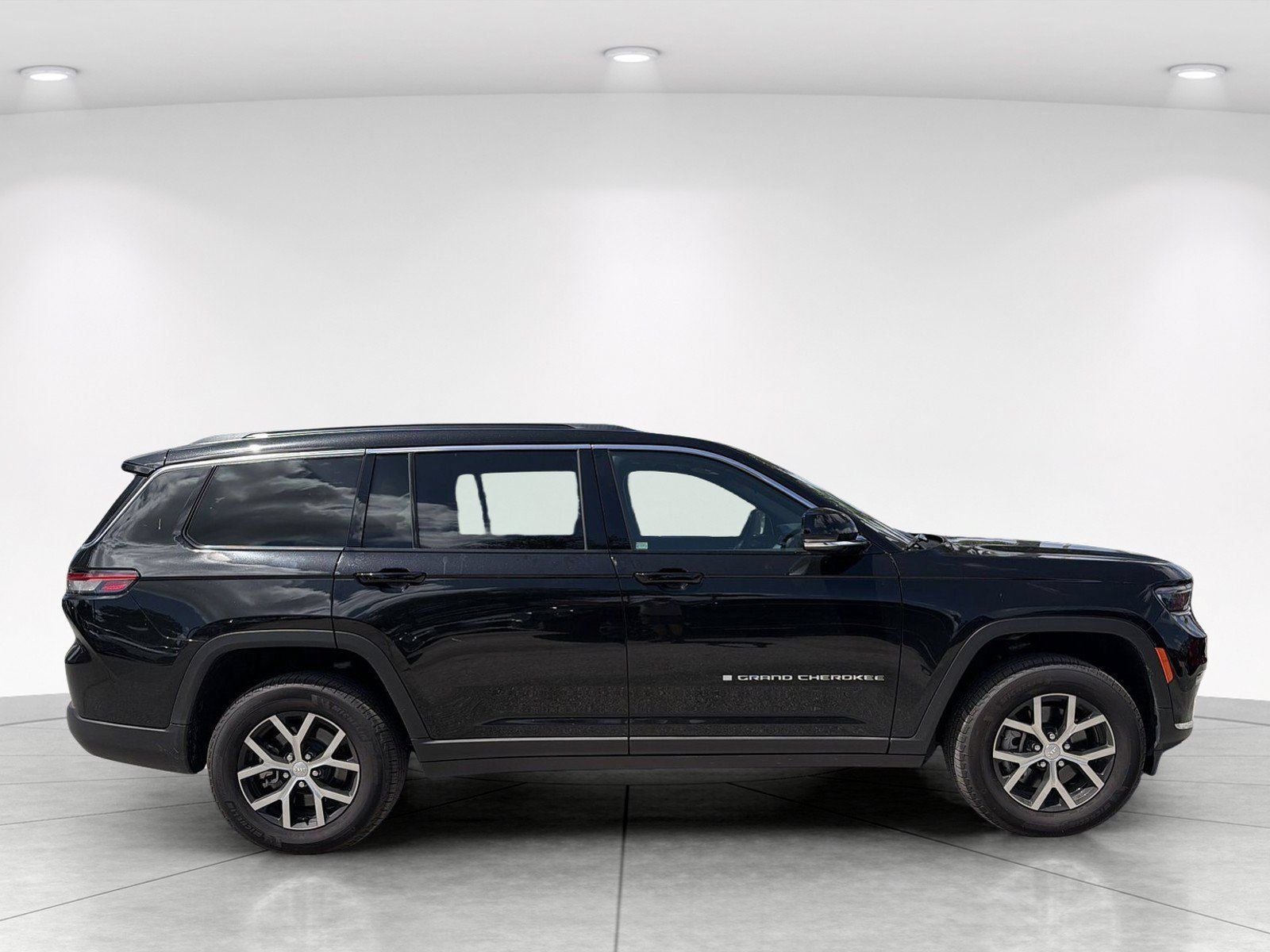 Used 2025 Jeep Grand Cherokee L Limited w/ Trailer Tow Package AWD/4WD image 3