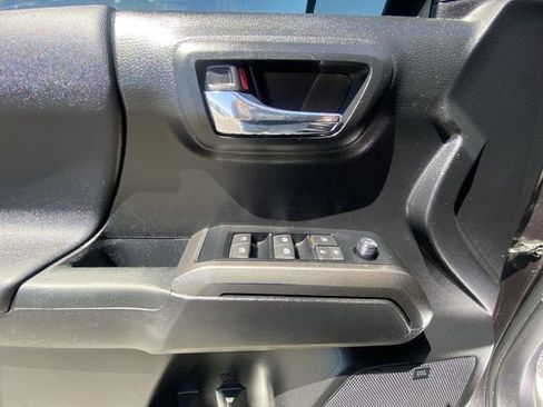 Used 2022 Toyota Tacoma TRD Off-Road w/ TRD Premium Off Road Package AWD/4WD image 13