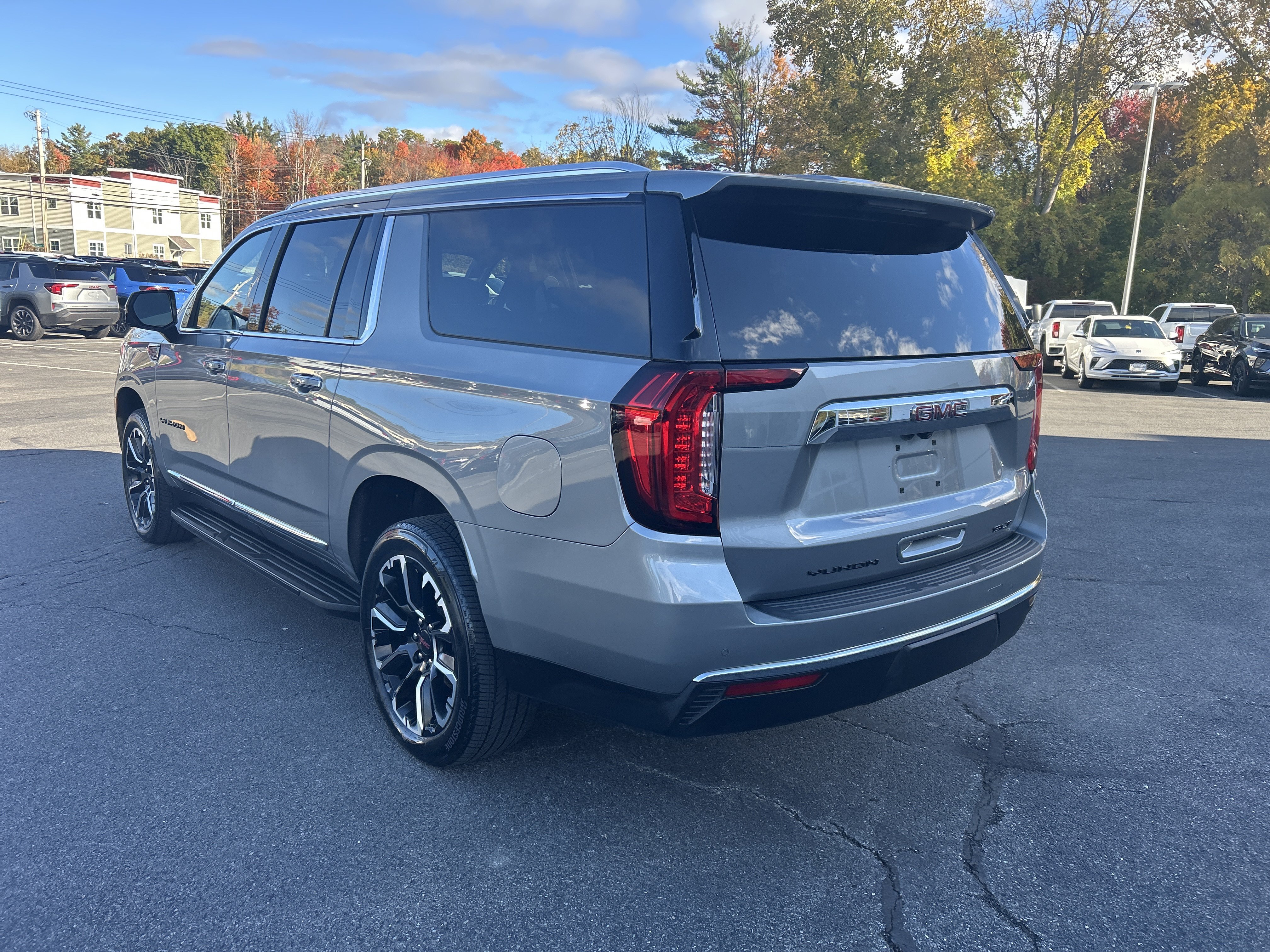 Used 2023 GMC Yukon XL SLT w/ SLT Luxury Package AWD/4WD image 7