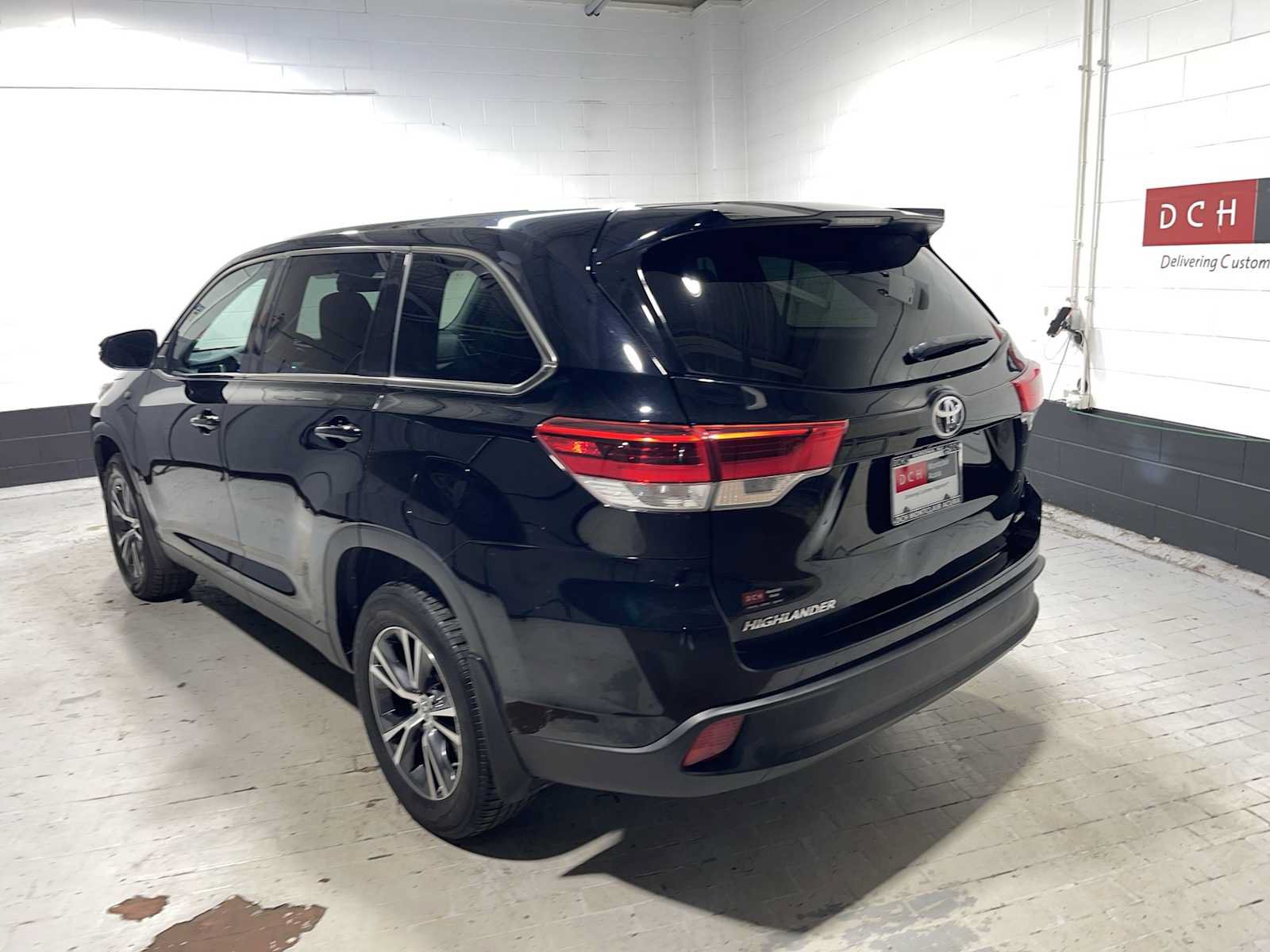 Used 2019 Toyota Highlander LE AWD/4WD image 4