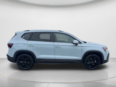 New 2026 Volkswagen Taos SE image 4
