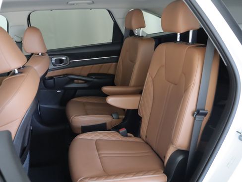 Used 2023 Kia Sorento SX Prestige image 9