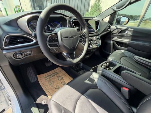 Used 2025 Chrysler Pacifica Select FWD image 7