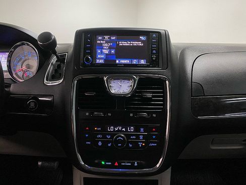 Used 2016 Chrysler Town & Country Touring w/ Driver Convenience Group image 19