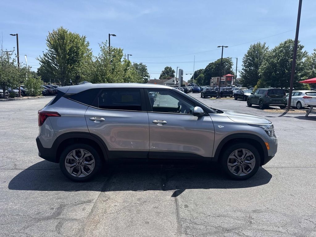 Used 2024 Kia Seltos LX AWD/4WD image 9