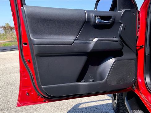 Used 2022 Toyota Tacoma TRD Off-Road image 21