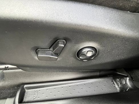 Used 2025 Chrysler Pacifica Limited image 18