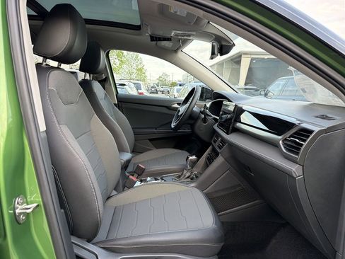 New 2026 Volkswagen Taos SE FWD image 17