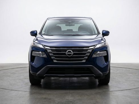 Used 2025 Nissan Rogue SV image 2