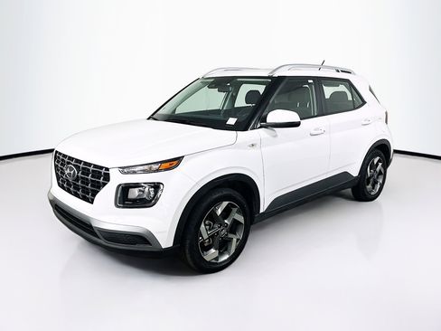Used 2025 Hyundai Venue SEL image 3