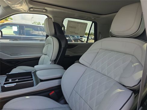 New 2026 Lincoln Navigator L Black Label AWD/4WD image 18