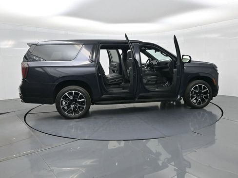 Used 2025 Chevrolet Suburban RST image 3