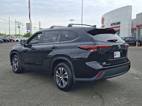 Used 2024 Toyota Highlander XLE AWD/4WD image 5