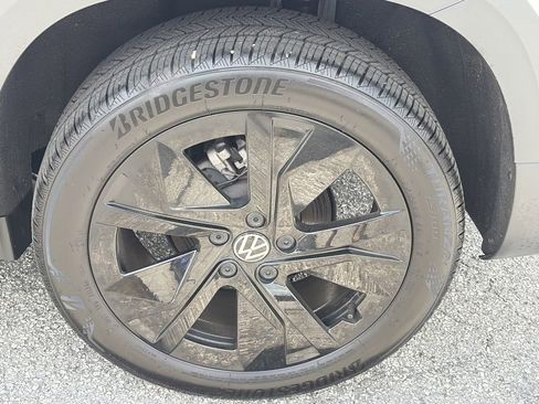 Certified 2025 Volkswagen Taos SE FWD image 31