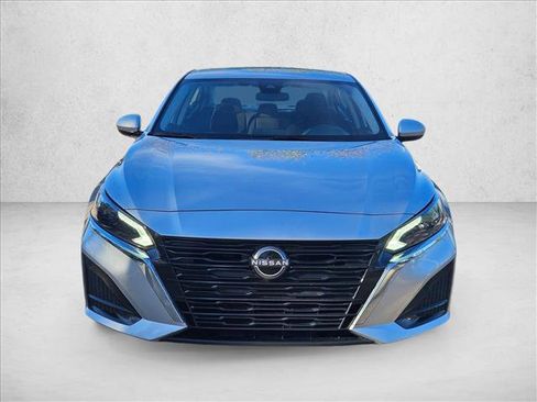 Used 2023 Nissan Altima 2.5 SV image 2