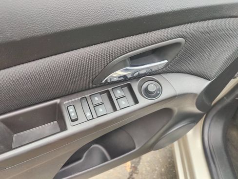 Used 2015 Chevrolet Cruze LT w/ Technology Package image 12