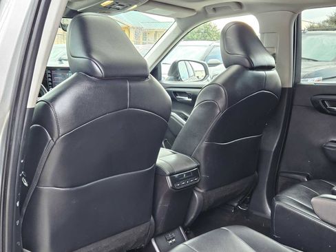 Used 2021 Toyota Highlander XLE image 17