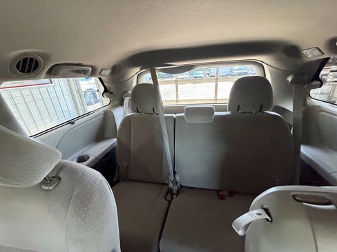 Used 2018 Toyota Sienna LE FWD image 22