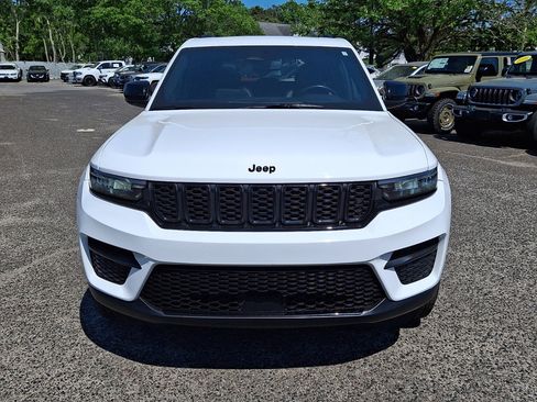 Used 2024 Jeep Grand Cherokee Altitude AWD/4WD image 8
