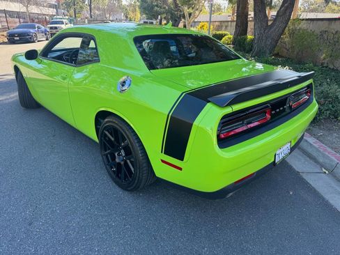 Used 2015 Dodge Challenger R/T Scat Pack w/ Leather Interior Group RWD image 4