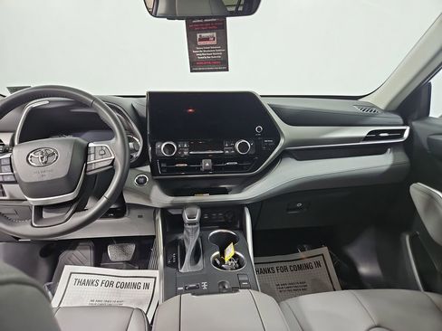 Used 2023 Toyota Highlander XLE FWD image 18