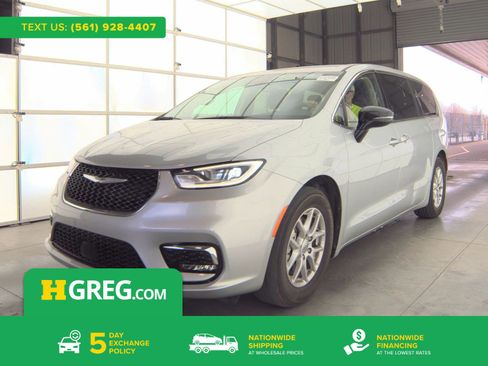 Used 2024 Chrysler Pacifica Touring-L image 1