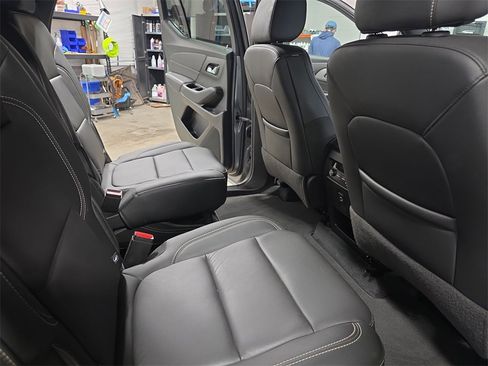 Used 2023 Chevrolet Traverse LT w/ Rear Camera Mirror Package image 11