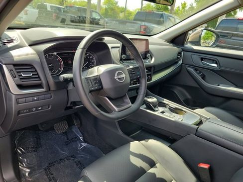 Used 2025 Nissan Rogue SV w/ SV Premium Package FWD image 17