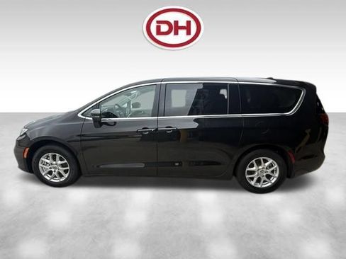 Used 2023 Chrysler Pacifica Touring-L FWD image 8
