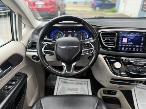 Used 2018 Chrysler Pacifica Touring-L Plus w/ Advanced Safetytec Group FWD image 12