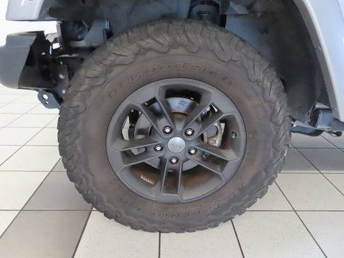 Used 2017 Jeep Wrangler Unlimited Sahara AWD/4WD image 14