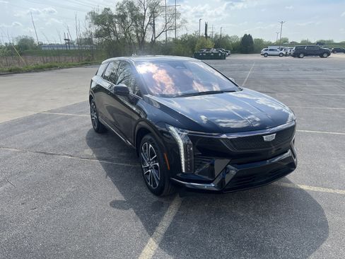 Used 2025 Cadillac Optiq Sport 2 w/ LPO, Floor Liner Package AWD/4WD image 8