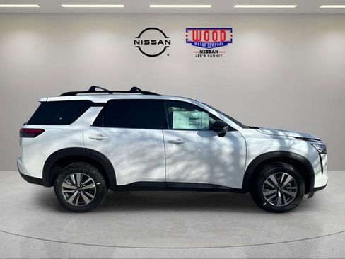 New 2026 Nissan Pathfinder SL image 2
