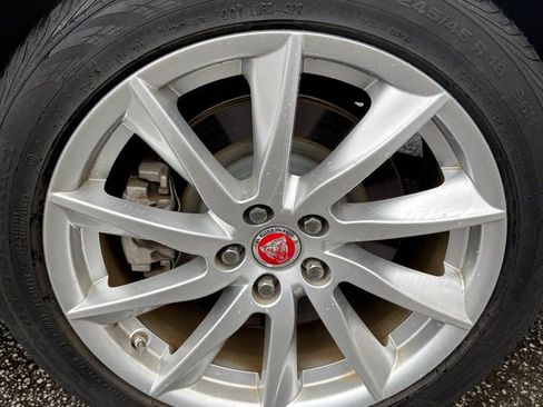 Used 2015 Jaguar XF Premium image 4