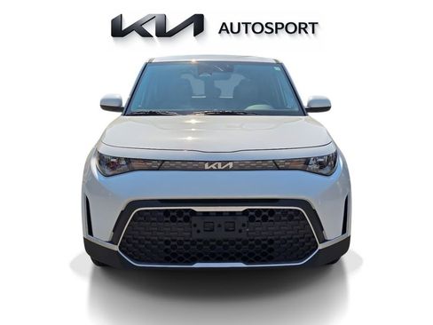 Used 2025 Kia Soul LX FWD image 2