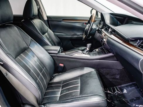 Used 2017 Lexus ES 300h w/ Luxury Package image 16