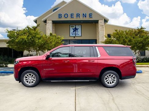 Used 2022 Chevrolet Suburban LT RWD image 2